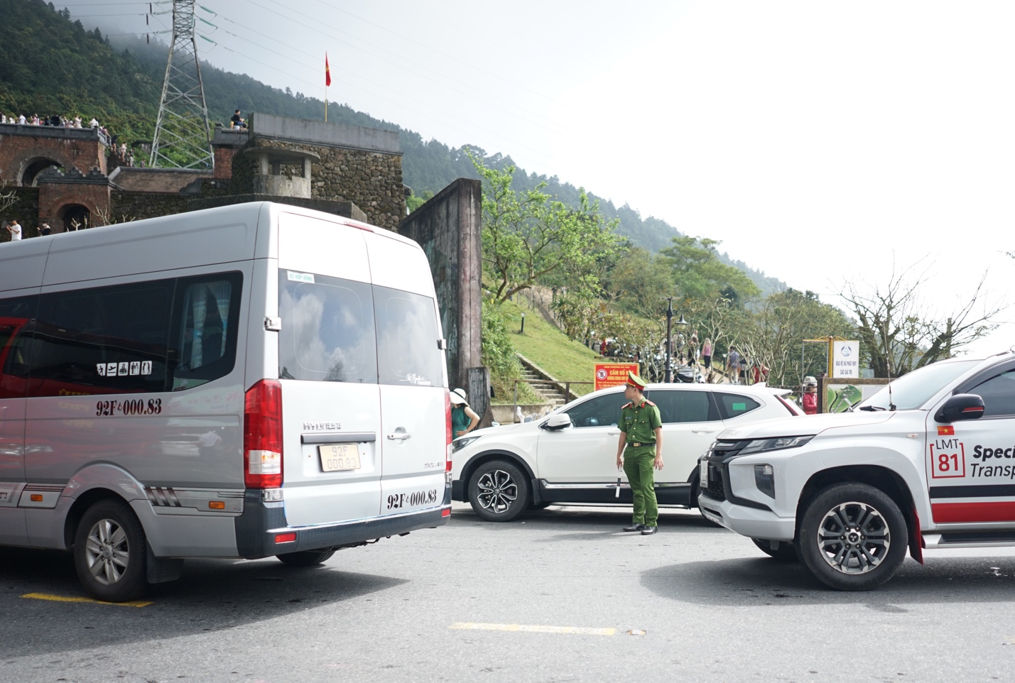 Du khách nườm nượp "check-in" Hải Vân Quan dịp Tết Bính Ngọ - 13