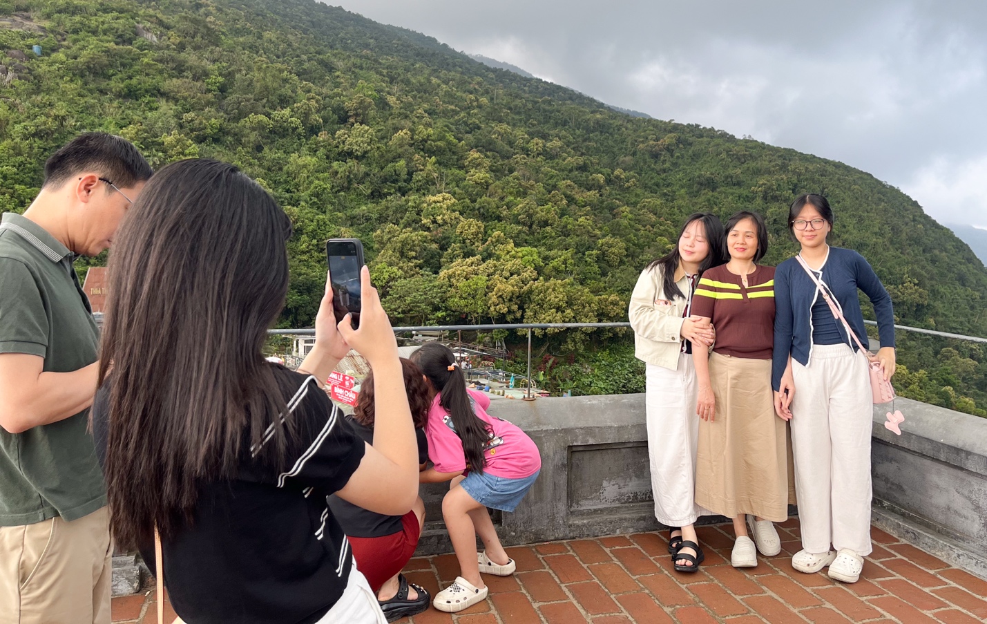 Du khách nườm nượp "check-in" Hải Vân Quan dịp Tết Bính Ngọ - 4