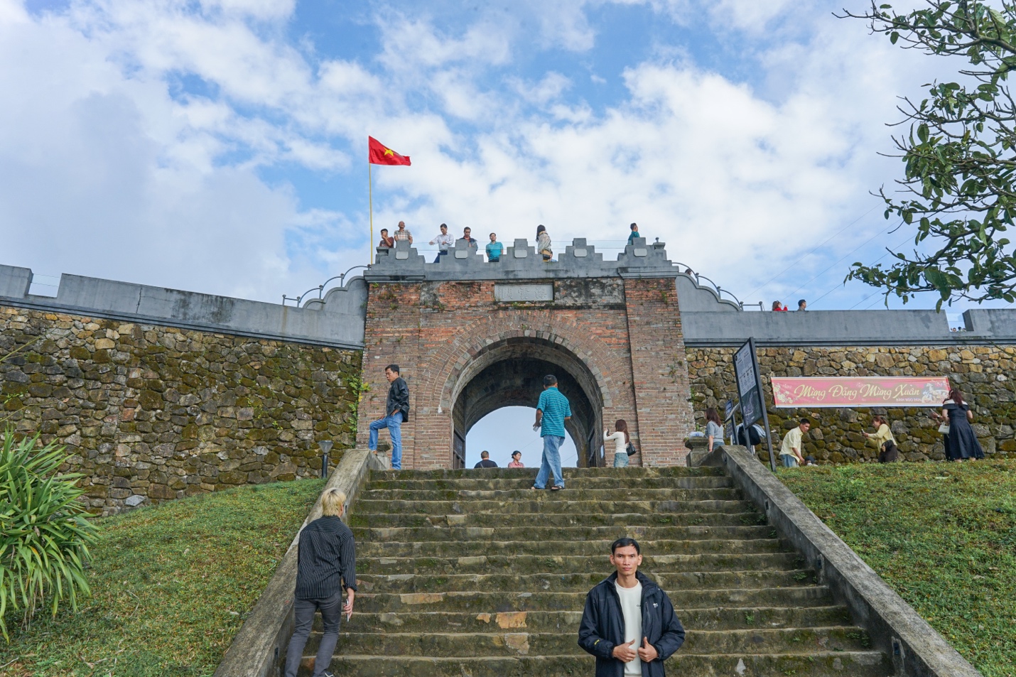 Du khách nườm nượp "check-in" Hải Vân Quan dịp Tết Bính Ngọ - 11