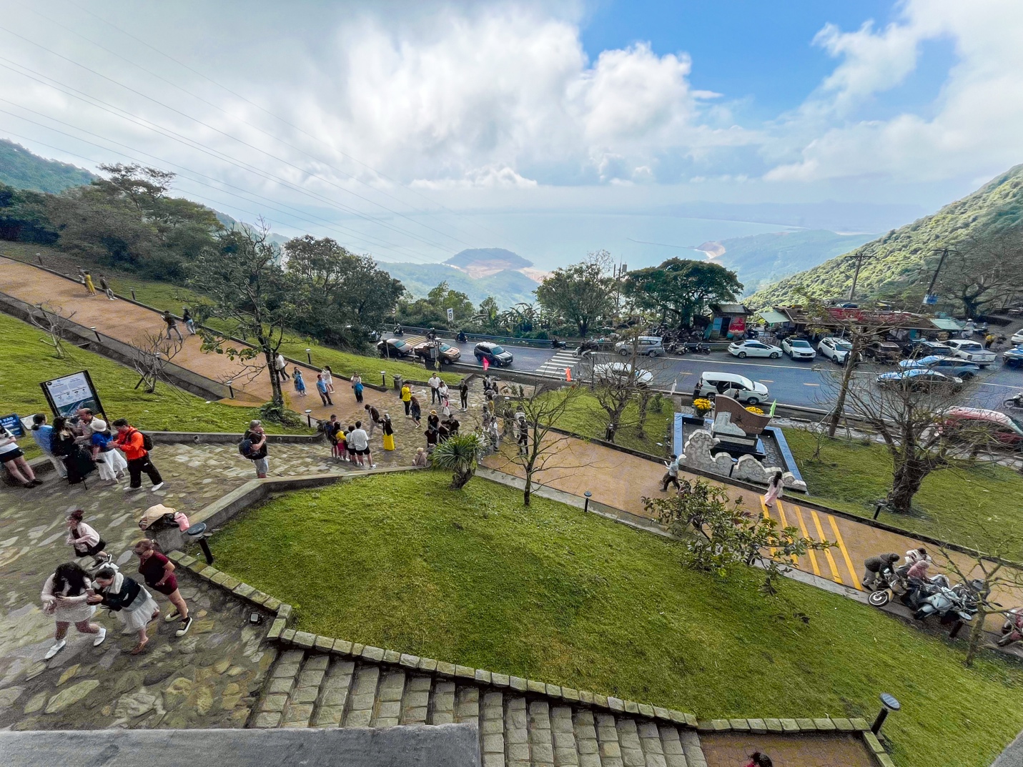 Du khách nườm nượp "check-in" Hải Vân Quan dịp Tết Bính Ngọ - 2