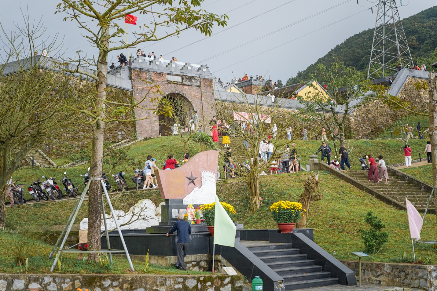 Du khách nườm nượp "check-in" Hải Vân Quan dịp Tết Bính Ngọ - 3