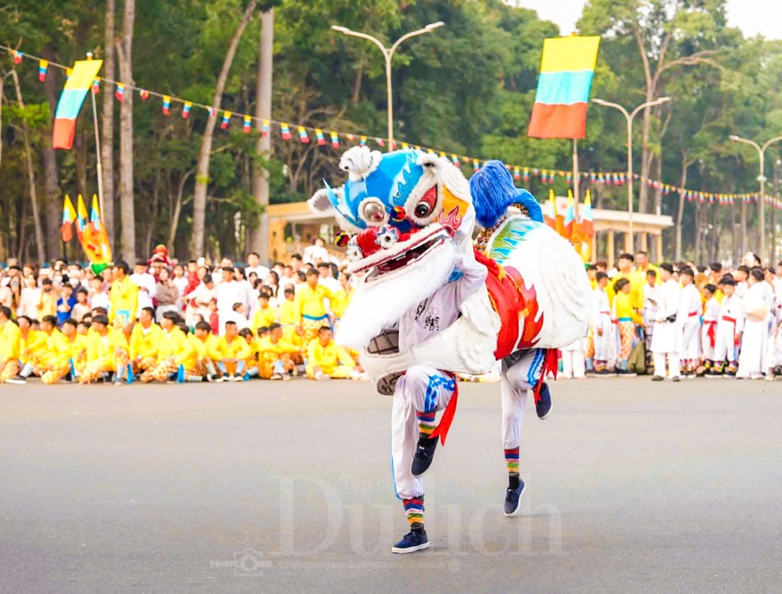 Trẩy hội du xuân Bính Ngọ rực rỡ sắc màu tại Tòa thánh Tây Ninh - 4