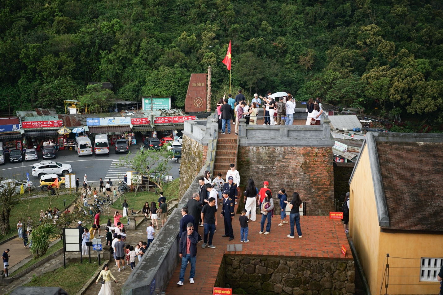 Du khách nườm nượp "check-in" Hải Vân Quan dịp Tết Bính Ngọ - 12