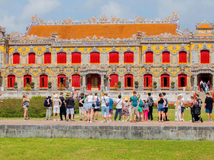 Khách du lịch đến Huế tăng cao, đường dẫn vào Kinh thành Huế kẹt cứng