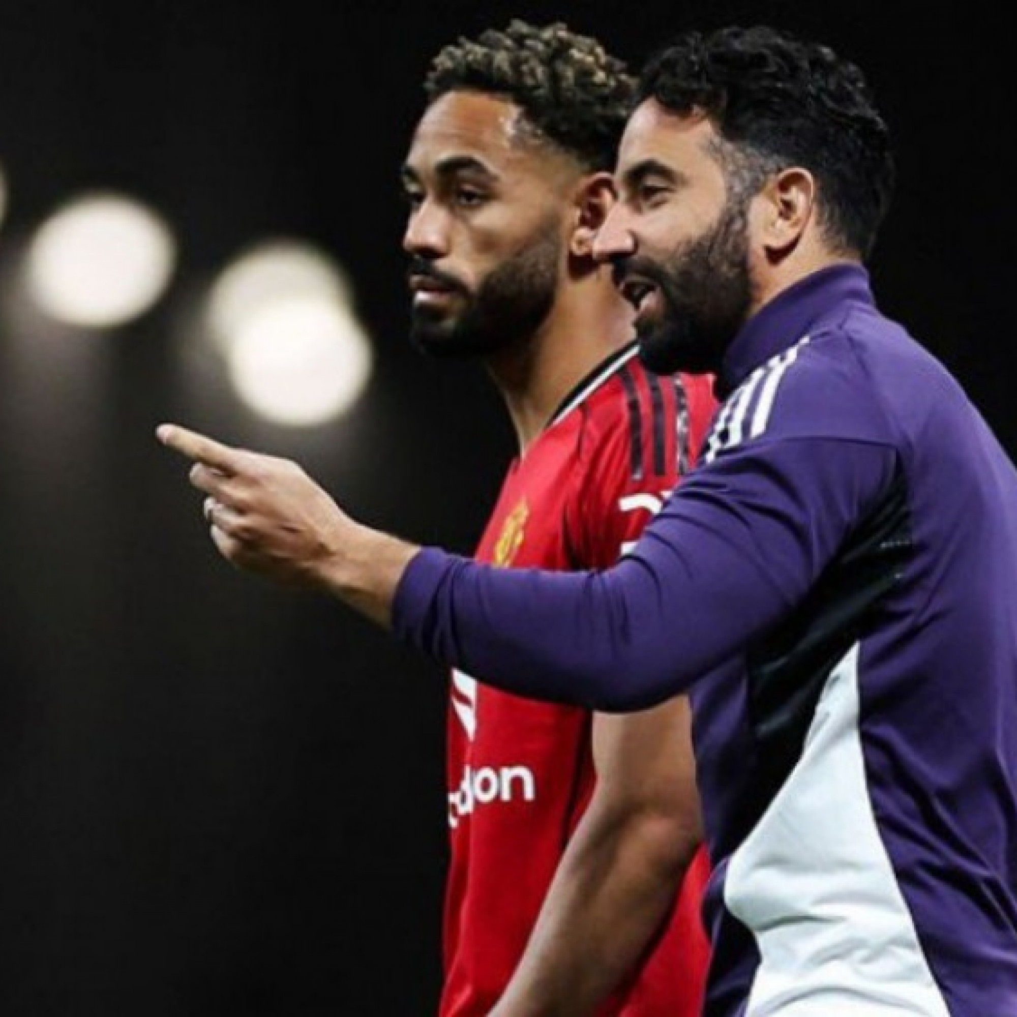  - Tin mới nhất bóng đá sáng 21/2: Sao MU bất ngờ ca ngợi Amorim