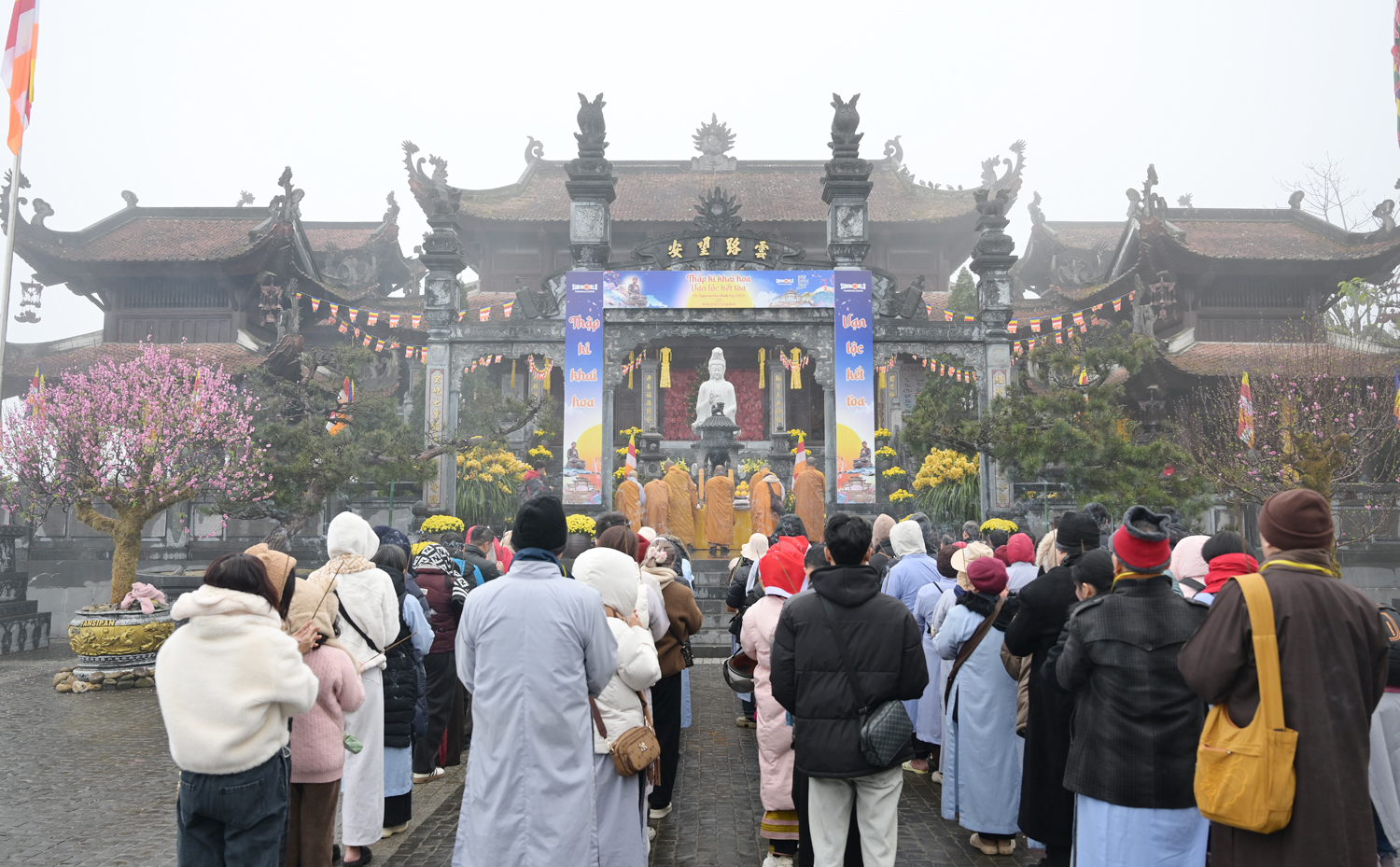 Hàng nghìn du khách hào hứng ‘Mở cổng trời’, trẩy hội Bản Mây tại Fansipan - 2