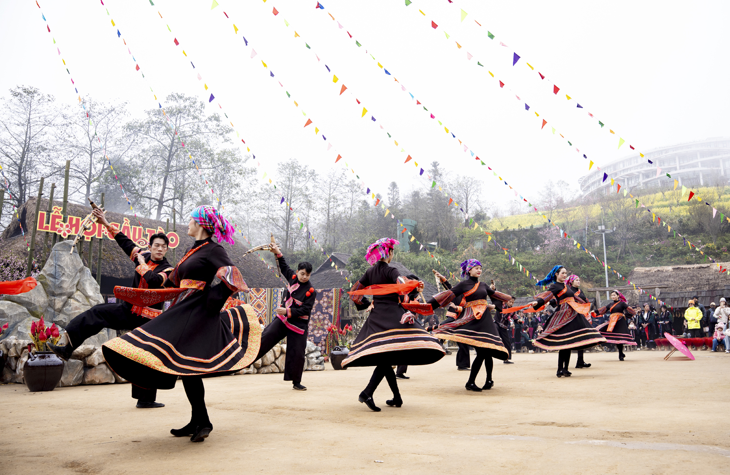 Hàng nghìn du khách hào hứng ‘Mở cổng trời’, trẩy hội Bản Mây tại Fansipan - 5