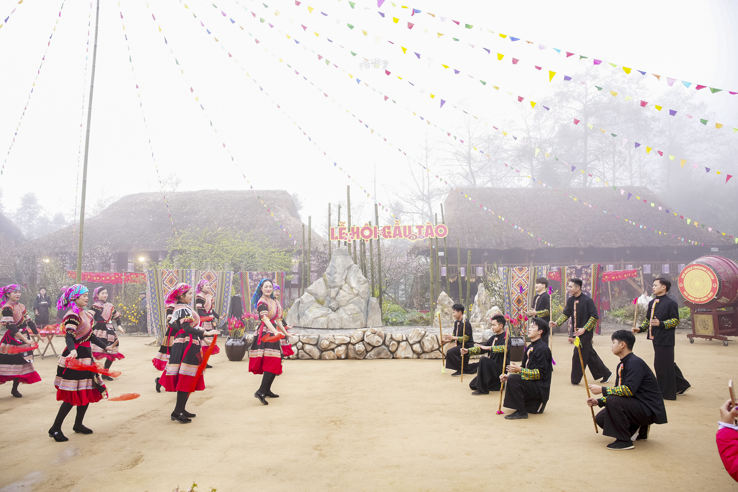 Hàng nghìn du khách hào hứng ‘Mở cổng trời’, trẩy hội Bản Mây tại Fansipan - 6