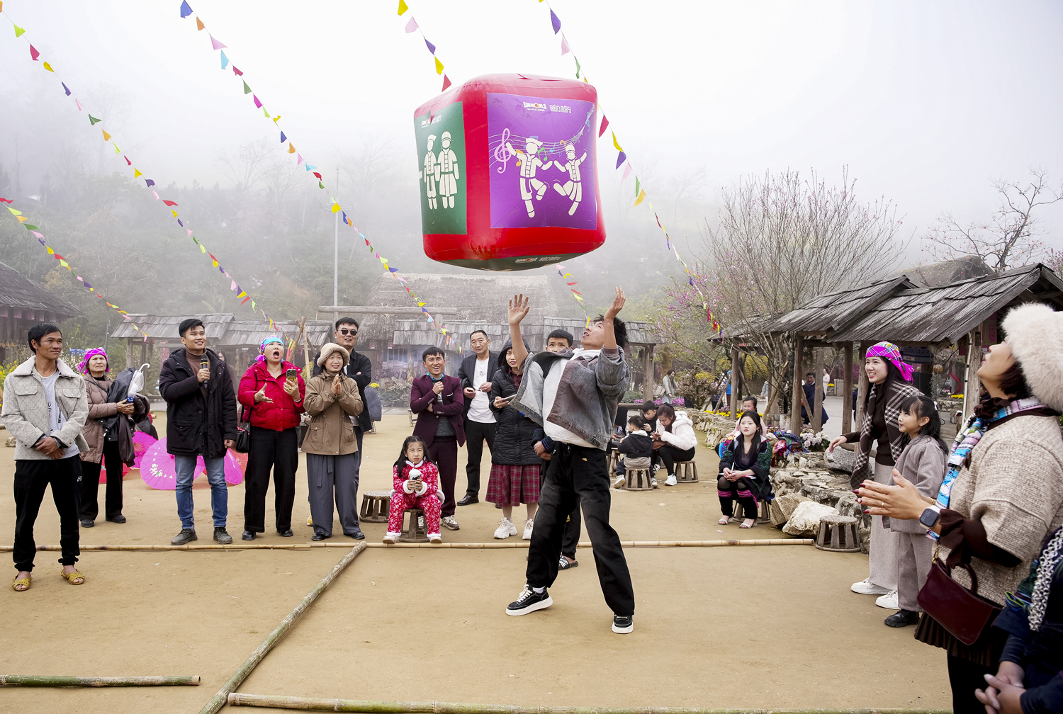Hàng nghìn du khách hào hứng ‘Mở cổng trời’, trẩy hội Bản Mây tại Fansipan - 8