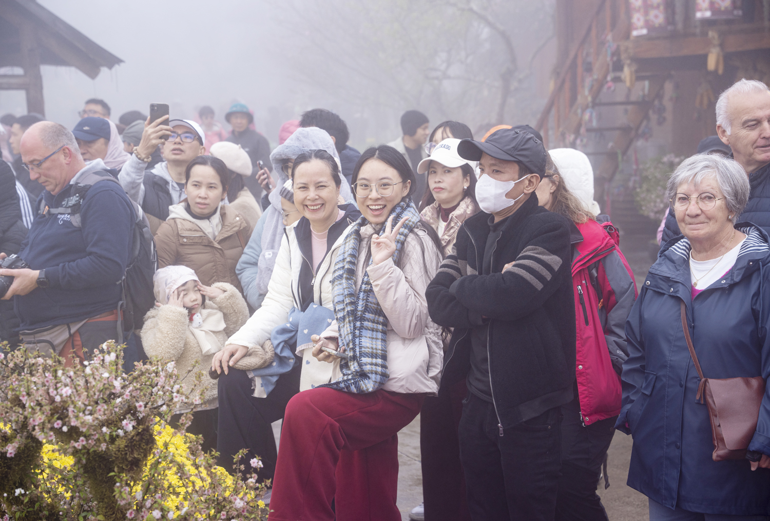 Hàng nghìn du khách hào hứng ‘Mở cổng trời’, trẩy hội Bản Mây tại Fansipan - 9
