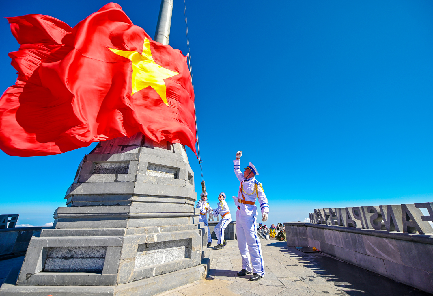 Hàng nghìn du khách hào hứng ‘Mở cổng trời’, trẩy hội Bản Mây tại Fansipan - 10