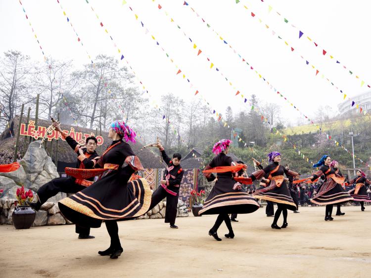 Hàng nghìn du khách hào hứng ‘Mở cổng trời’, trẩy hội Bản Mây tại Fansipan