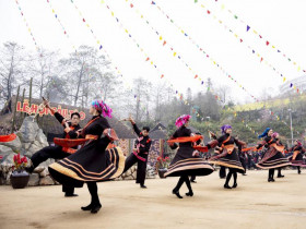  - Hàng nghìn du khách hào hứng ‘Mở cổng trời’, trẩy hội Bản Mây tại Fansipan