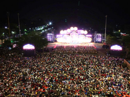 Chuyển động - Biển người tại Hội xuân núi Bà Đen