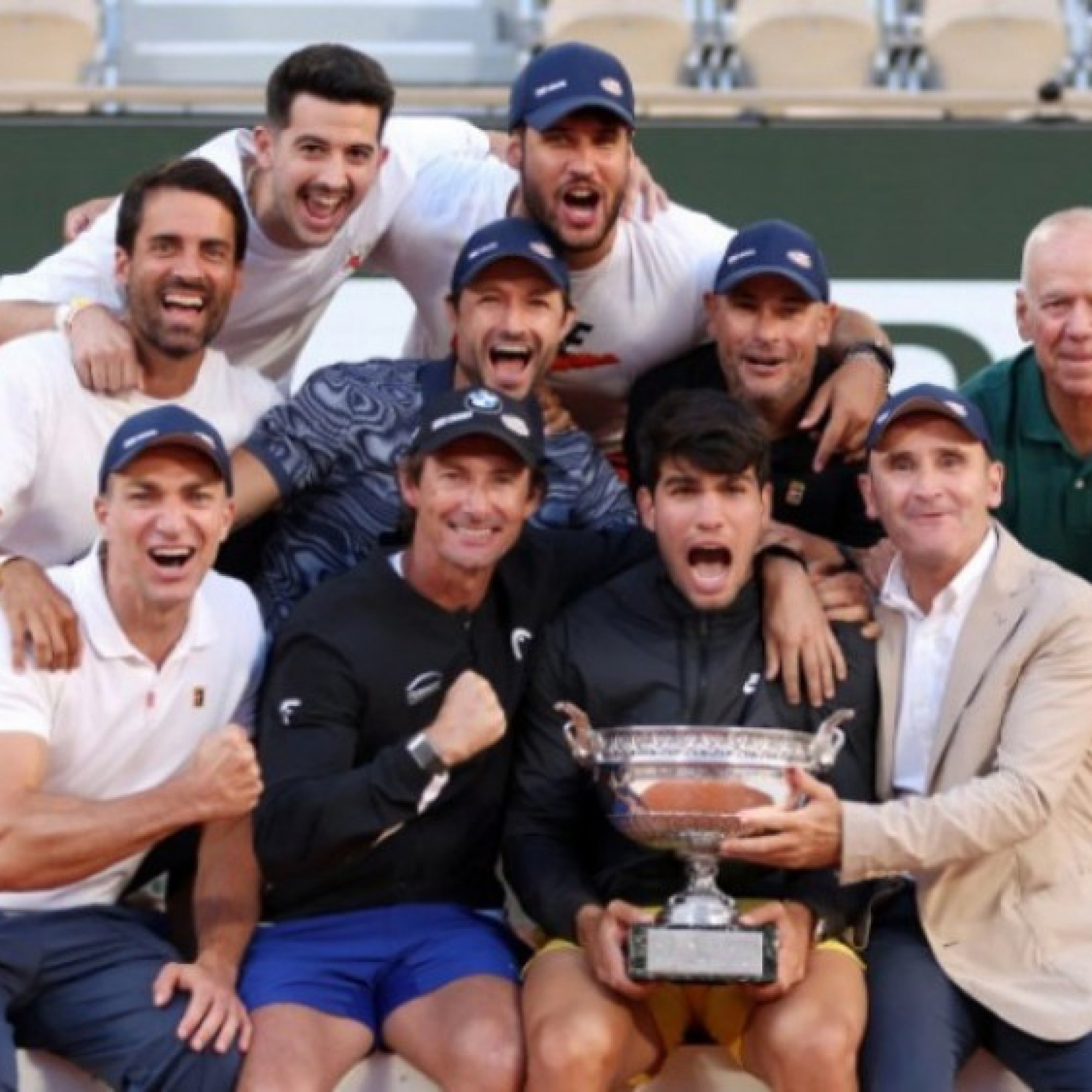  - Ngôi sao trẻ khiến làng tennis sững sờ: Một mình chống lại đội ngũ “binh hùng tướng mạnh”