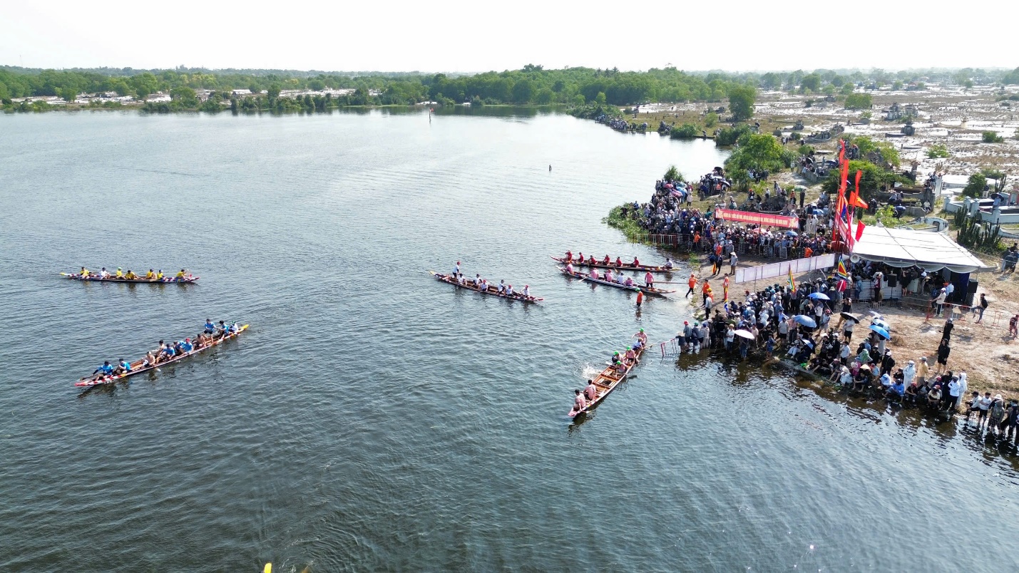 Hấp dẫn xem các đội đua ghe dịp đầu Xuân - 11