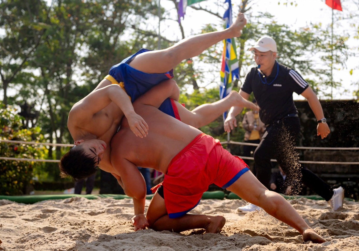 Ngày Tết, về Thủ Lễ xem hội Vật truyền thống - 11