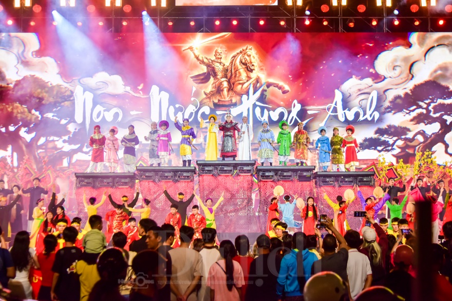 Nghe tiếng trống trận xuất quân hào hùng giữa lòng phố thị - 15