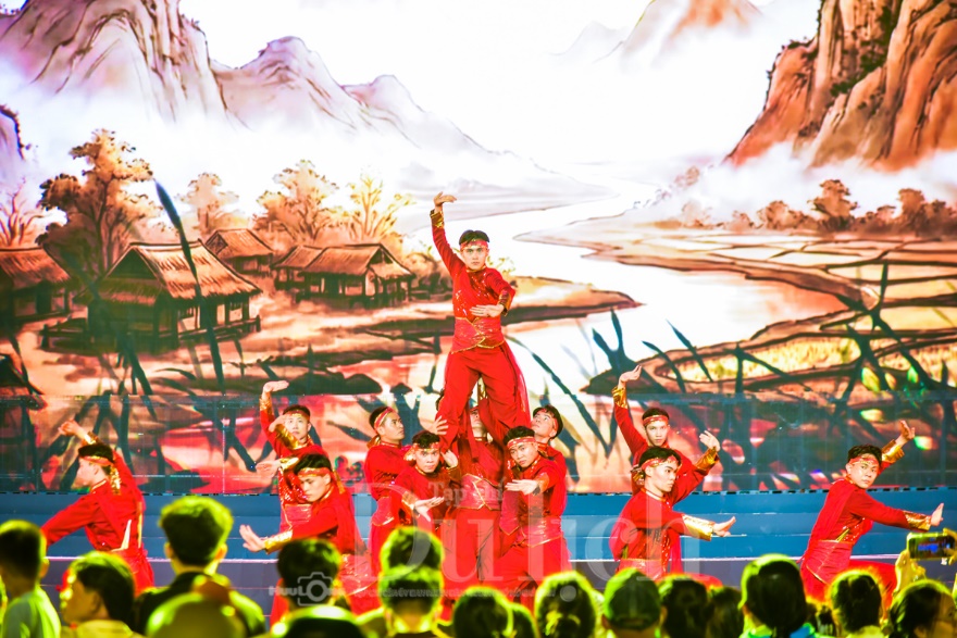 Nghe tiếng trống trận xuất quân hào hùng giữa lòng phố thị - 1