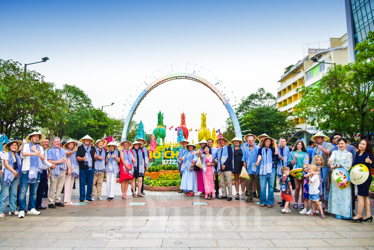 Đường hoa Nguyễn Huệ lập kỷ lục, du khách quốc tế ngỡ ngàng trước vẻ đẹp Tết Việt - 9