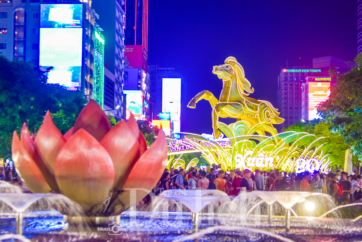 Đường hoa Nguyễn Huệ lập kỷ lục, du khách quốc tế ngỡ ngàng trước vẻ đẹp Tết Việt - 2