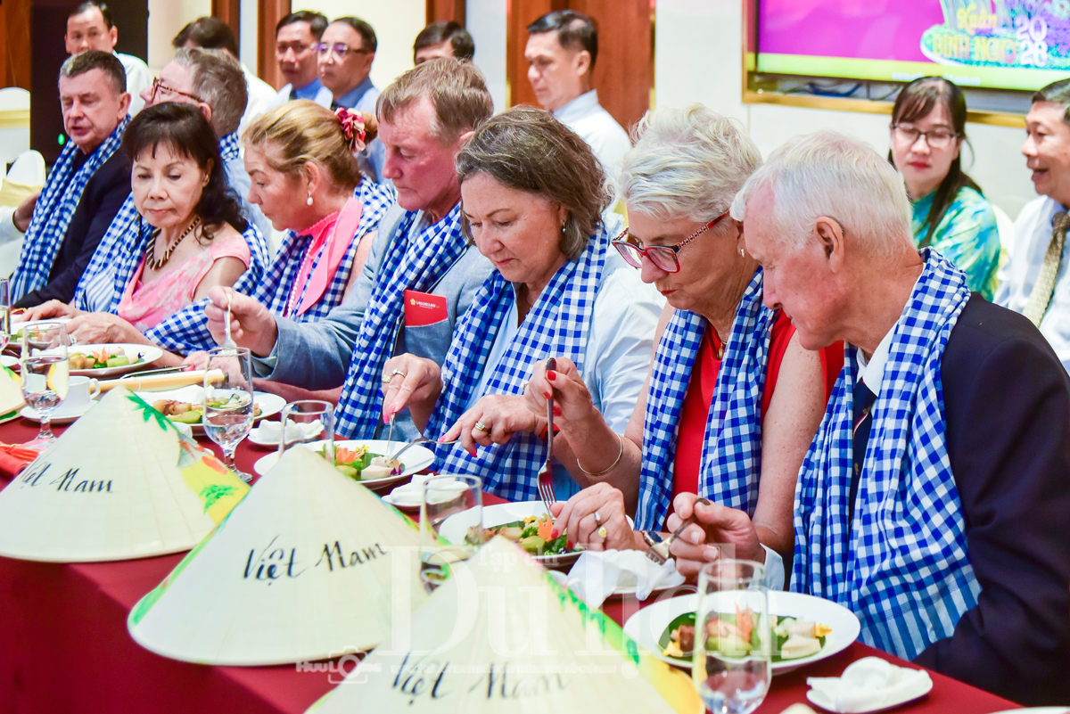 Đường hoa Nguyễn Huệ lập kỷ lục, du khách quốc tế ngỡ ngàng trước vẻ đẹp Tết Việt - 11