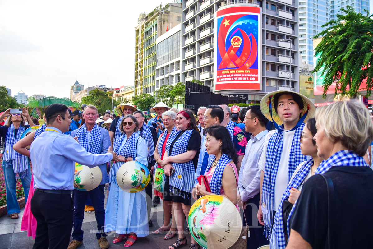 Đường hoa Nguyễn Huệ lập kỷ lục, du khách quốc tế ngỡ ngàng trước vẻ đẹp Tết Việt - 7