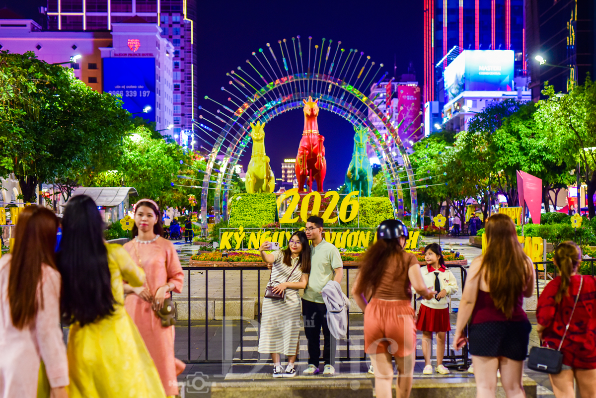 Xuyên đêm thu dọn Đường hoa xuân, tạm biệt những chú ngựa linh vật tết Bính Ngọ - 14