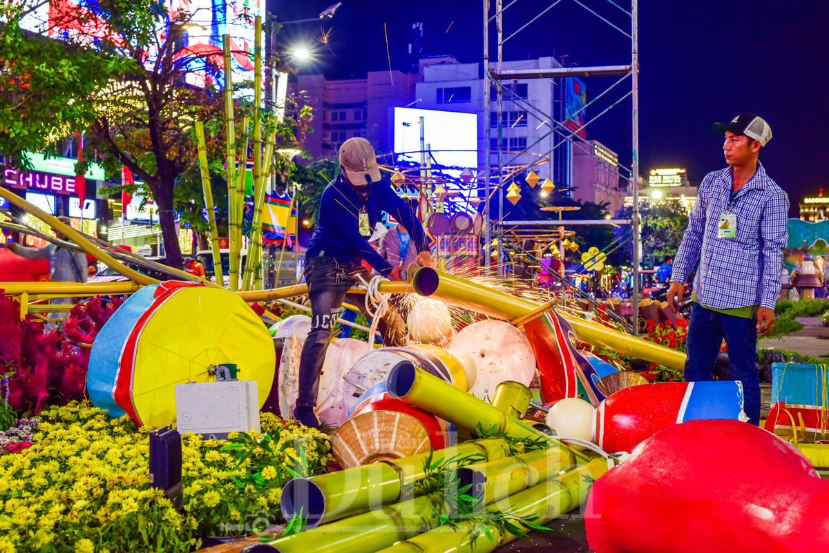 Xuyên đêm thu dọn Đường hoa xuân, tạm biệt những chú ngựa linh vật tết Bính Ngọ - 8