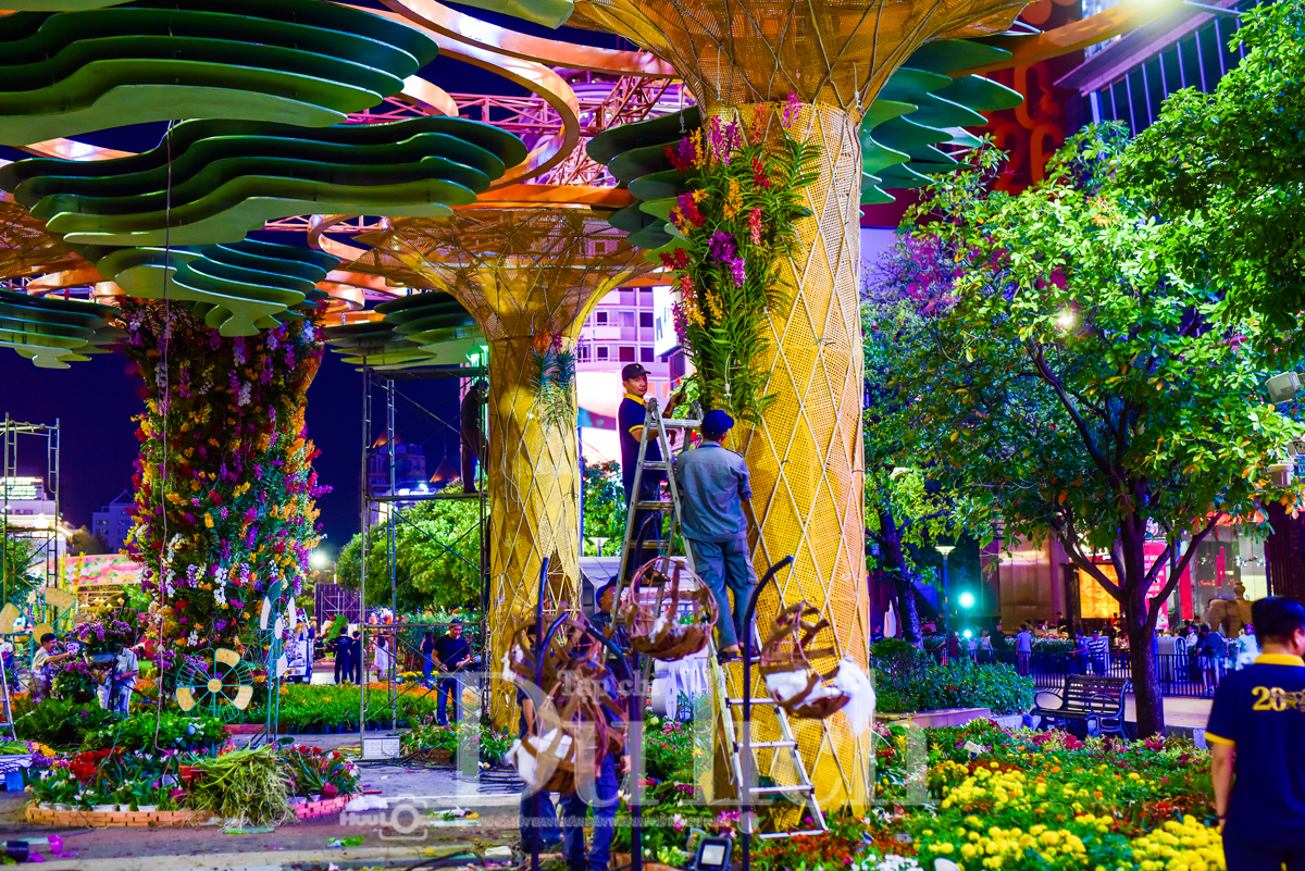 Xuyên đêm thu dọn Đường hoa xuân, tạm biệt những chú ngựa linh vật tết Bính Ngọ - 6