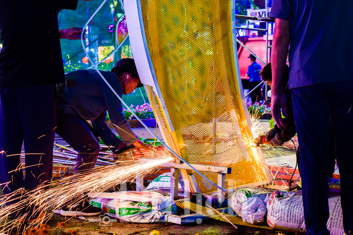 Xuyên đêm thu dọn Đường hoa xuân, tạm biệt những chú ngựa linh vật tết Bính Ngọ - 7