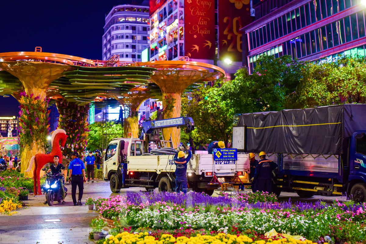 Xuyên đêm thu dọn Đường hoa xuân, tạm biệt những chú ngựa linh vật tết Bính Ngọ - 4