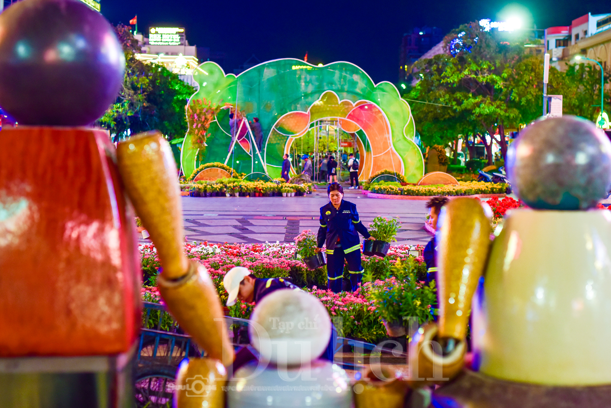 Xuyên đêm thu dọn Đường hoa xuân, tạm biệt những chú ngựa linh vật tết Bính Ngọ - 9