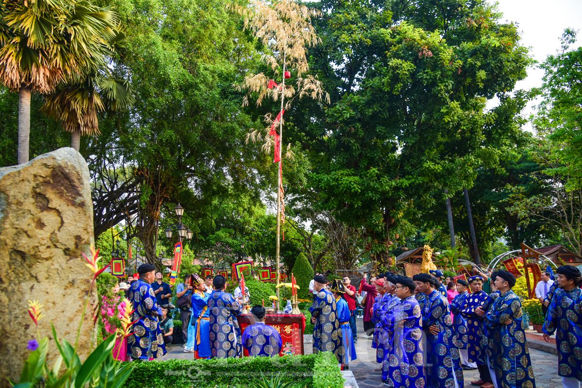 Hành hương về viếng lăng Đức Tả quân: Nơi ký ức trăm năm hòa quyện cùng sắc xuân Khai hạ - 4