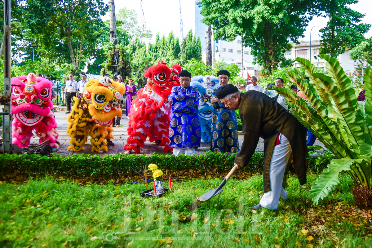 Hành hương về viếng lăng Đức Tả quân: Nơi ký ức trăm năm hòa quyện cùng sắc xuân Khai hạ - 16