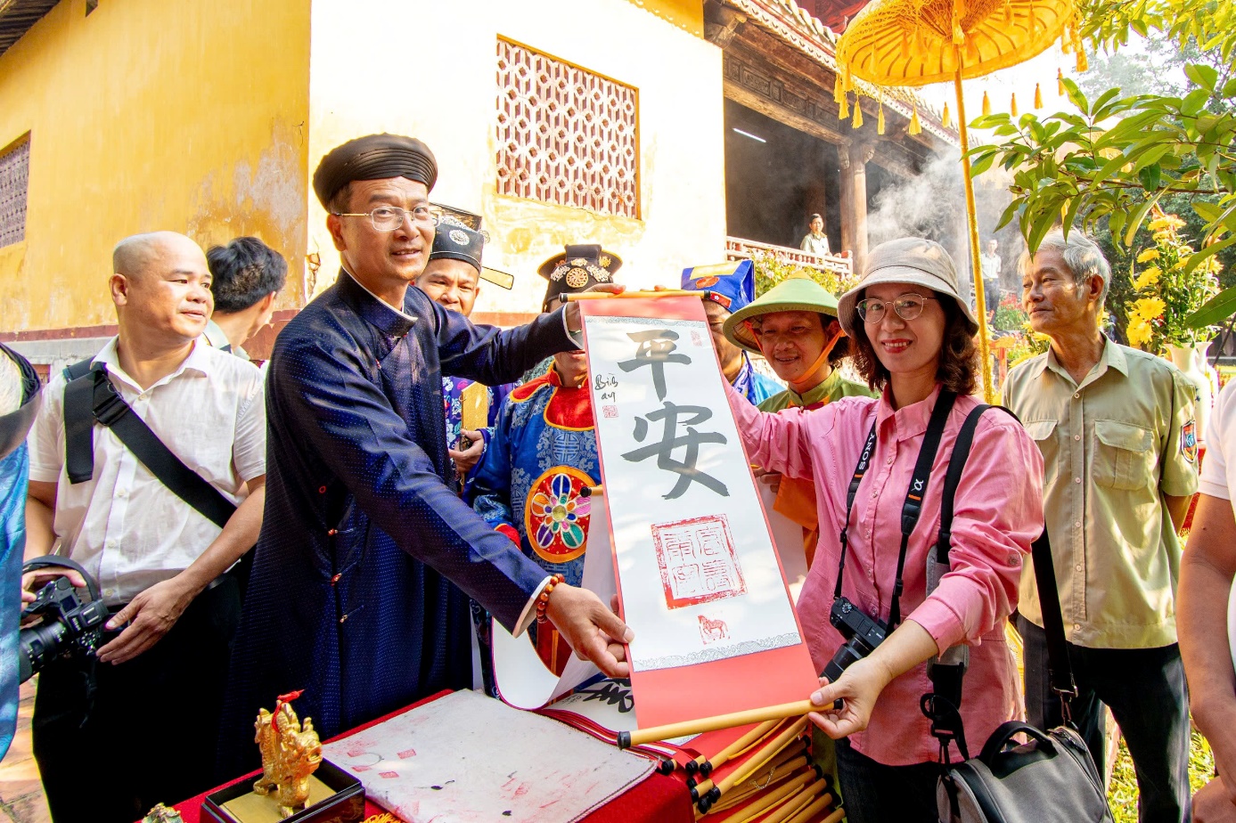 Hoàng cung Huế hạ nêu, tặng chữ cho du khách - 9