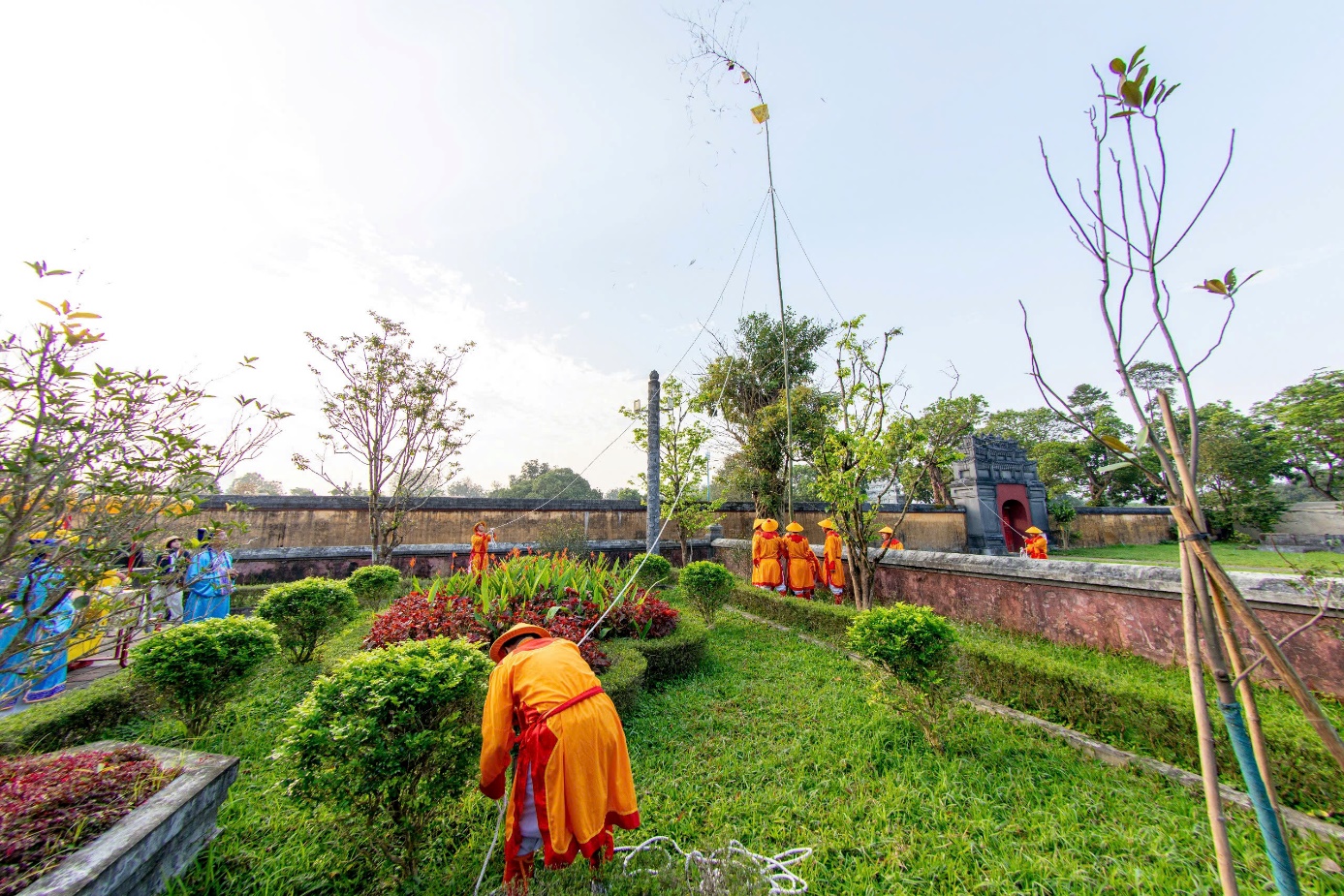 Hoàng cung Huế hạ nêu, tặng chữ cho du khách - 1