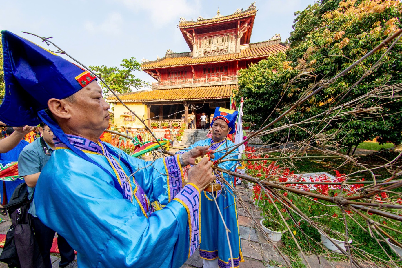 Hoàng cung Huế hạ nêu, tặng chữ cho du khách - 2