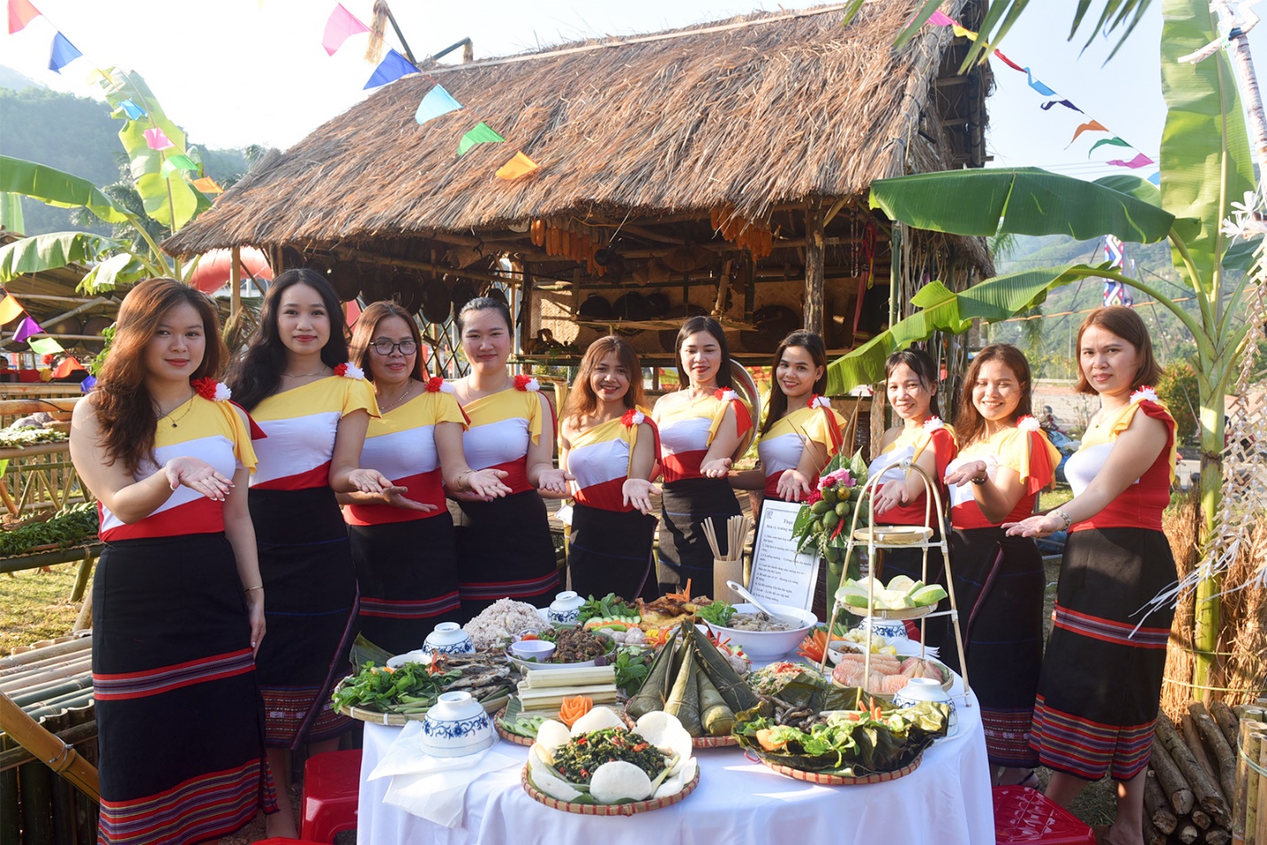 chuoi su kien don xuan moi “cham dai ngan – cham ban sac ca dong” o son tay thuong - 14