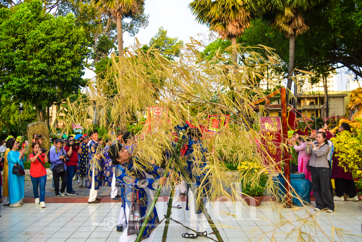 Hành hương về viếng lăng Đức Tả quân: Nơi ký ức trăm năm hòa quyện cùng sắc xuân Khai hạ - 6