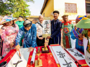 Hoàng cung Huế hạ nêu, tặng chữ cho du khách