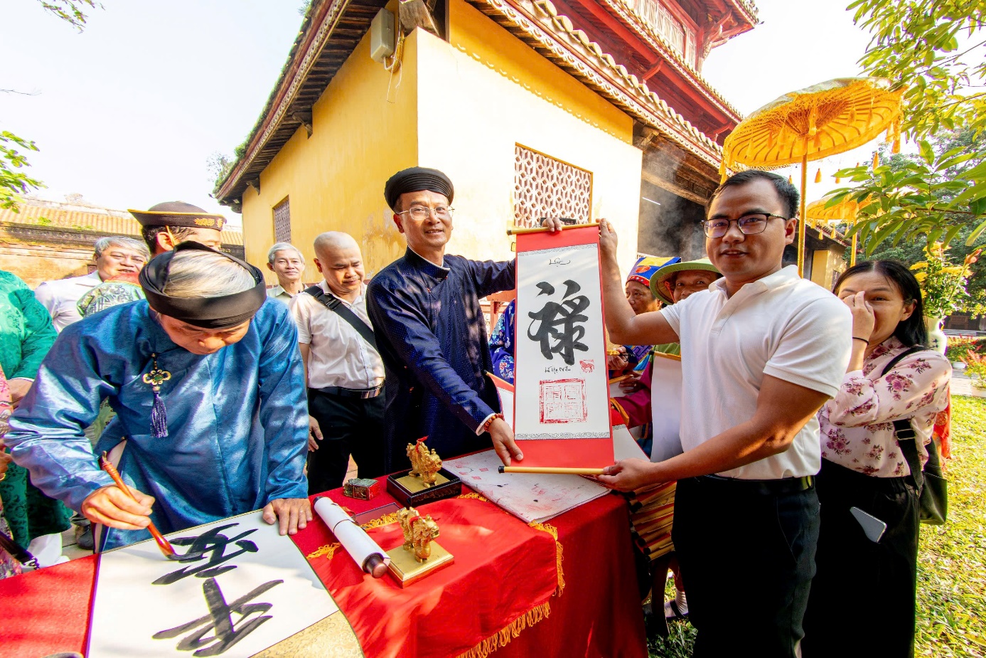 Hoàng cung Huế hạ nêu, tặng chữ cho du khách - 3