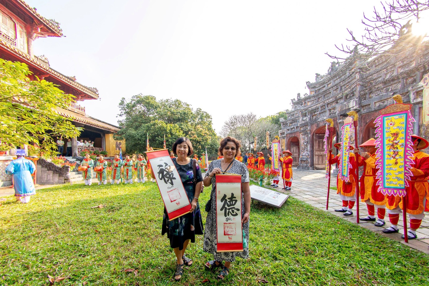 Hoàng cung Huế hạ nêu, tặng chữ cho du khách - 8