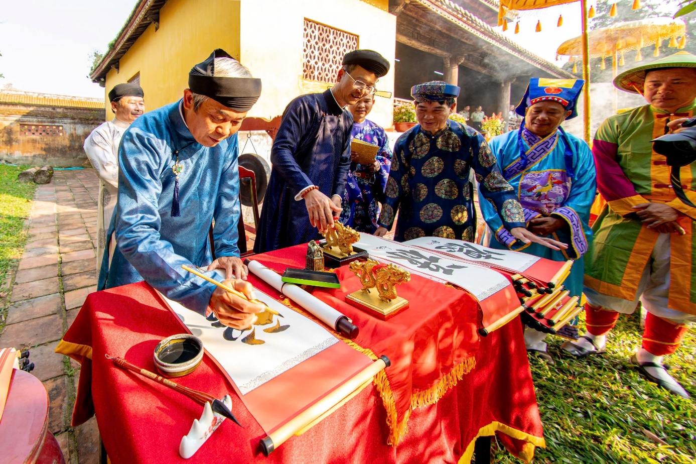 Hoàng cung Huế hạ nêu, tặng chữ cho du khách - 6