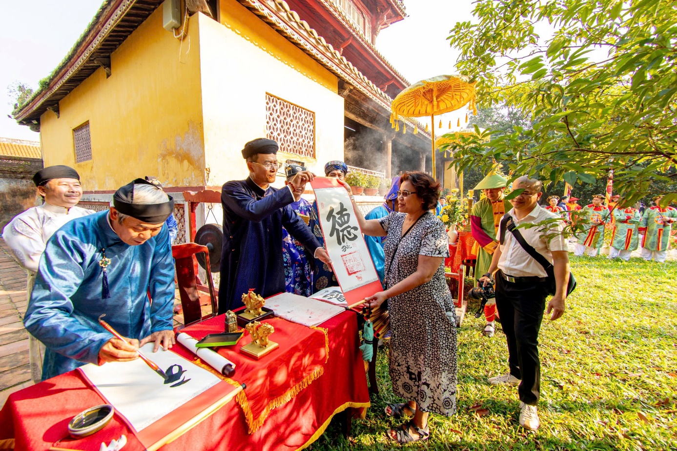 Hoàng cung Huế hạ nêu, tặng chữ cho du khách - 10