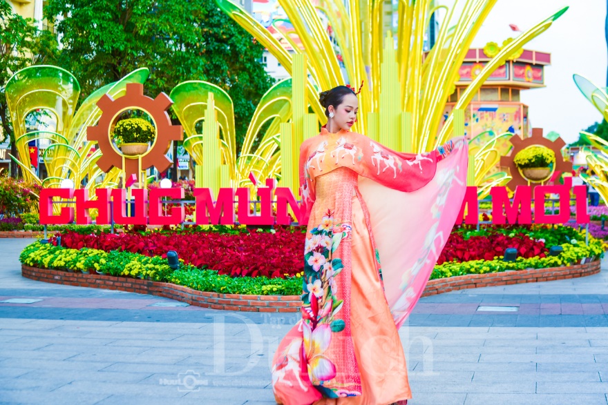 Đường hoa Nguyễn Huệ lập kỷ lục, du khách quốc tế ngỡ ngàng trước vẻ đẹp Tết Việt - 1