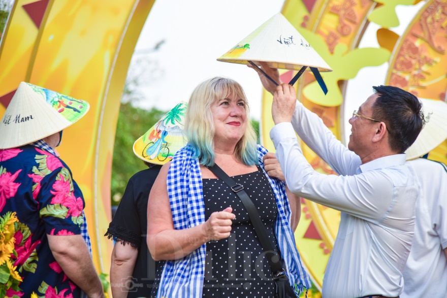 Đường hoa Nguyễn Huệ lập kỷ lục, du khách quốc tế ngỡ ngàng trước vẻ đẹp Tết Việt - 8