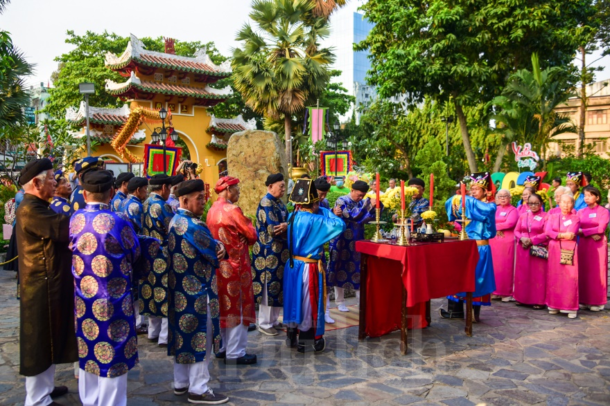 Hành hương về viếng lăng Đức Tả quân: Nơi ký ức trăm năm hòa quyện cùng sắc xuân Khai hạ - 1