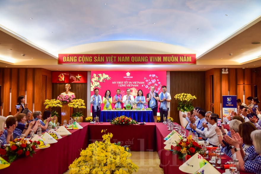 Đường hoa Nguyễn Huệ lập kỷ lục, du khách quốc tế ngỡ ngàng trước vẻ đẹp Tết Việt - 10