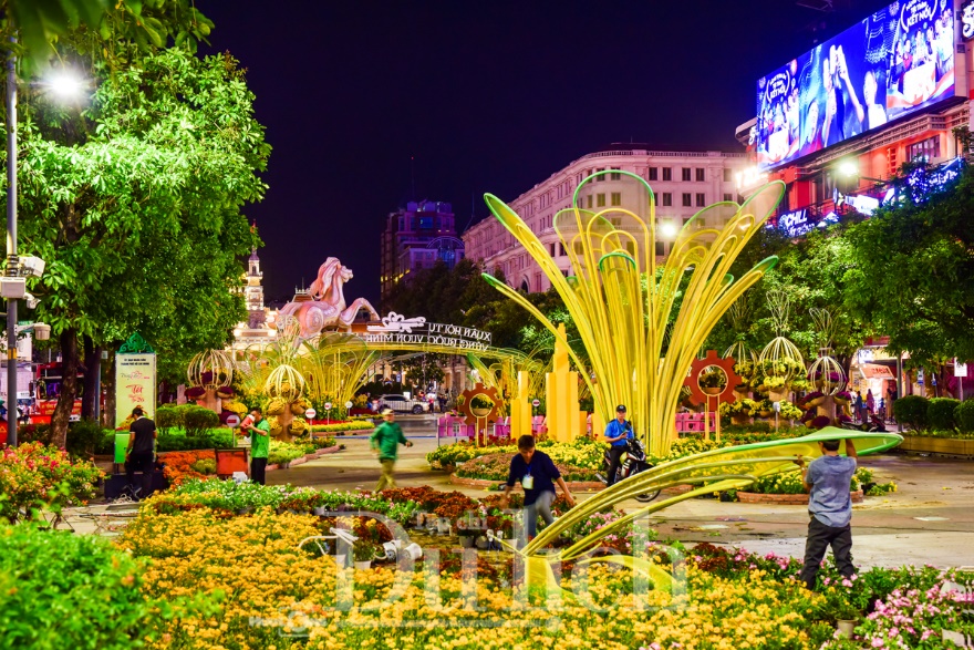 Xuyên đêm thu dọn Đường hoa xuân, tạm biệt những chú ngựa linh vật tết Bính Ngọ - 15